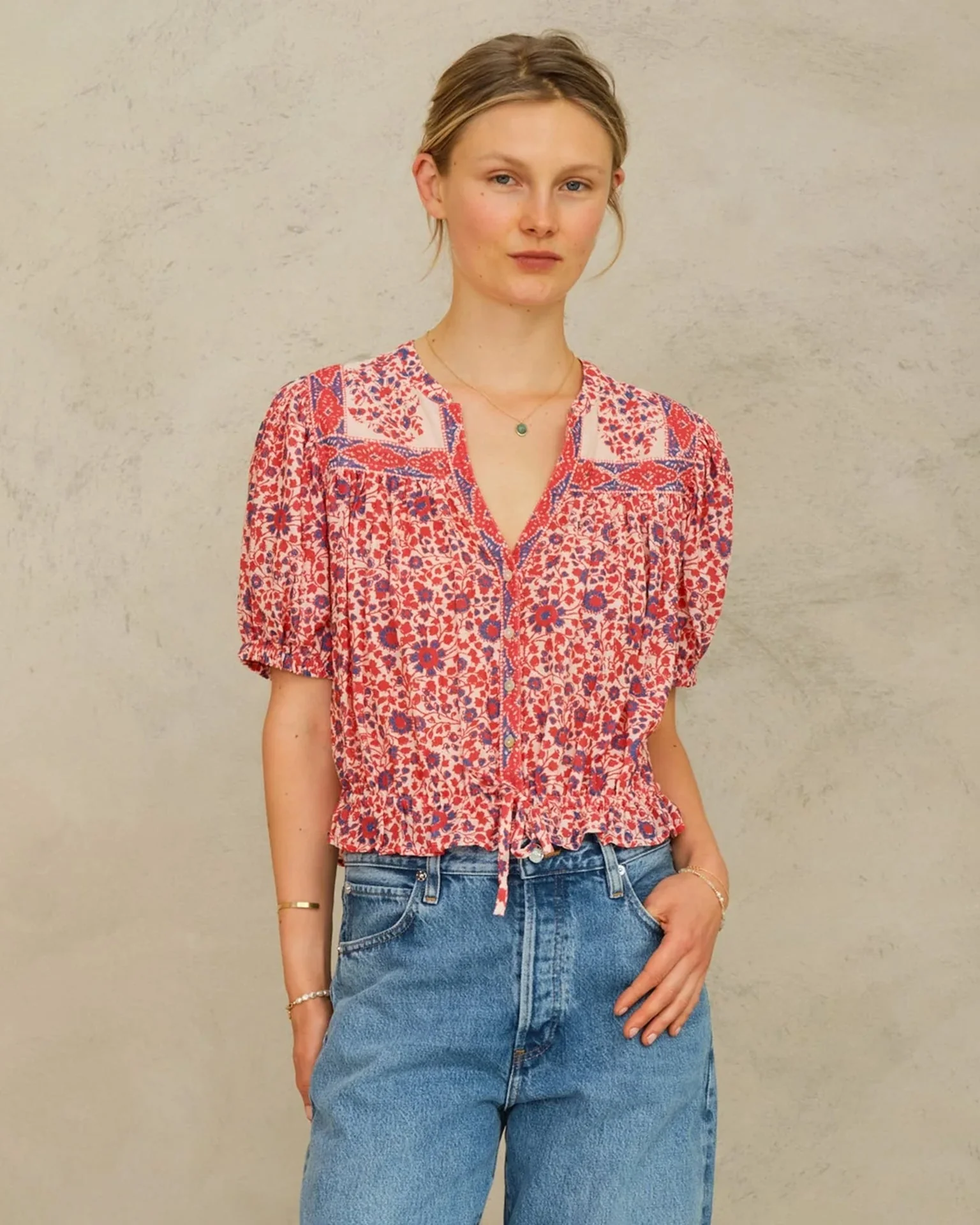 Della Print S/S Top in Red/Navy