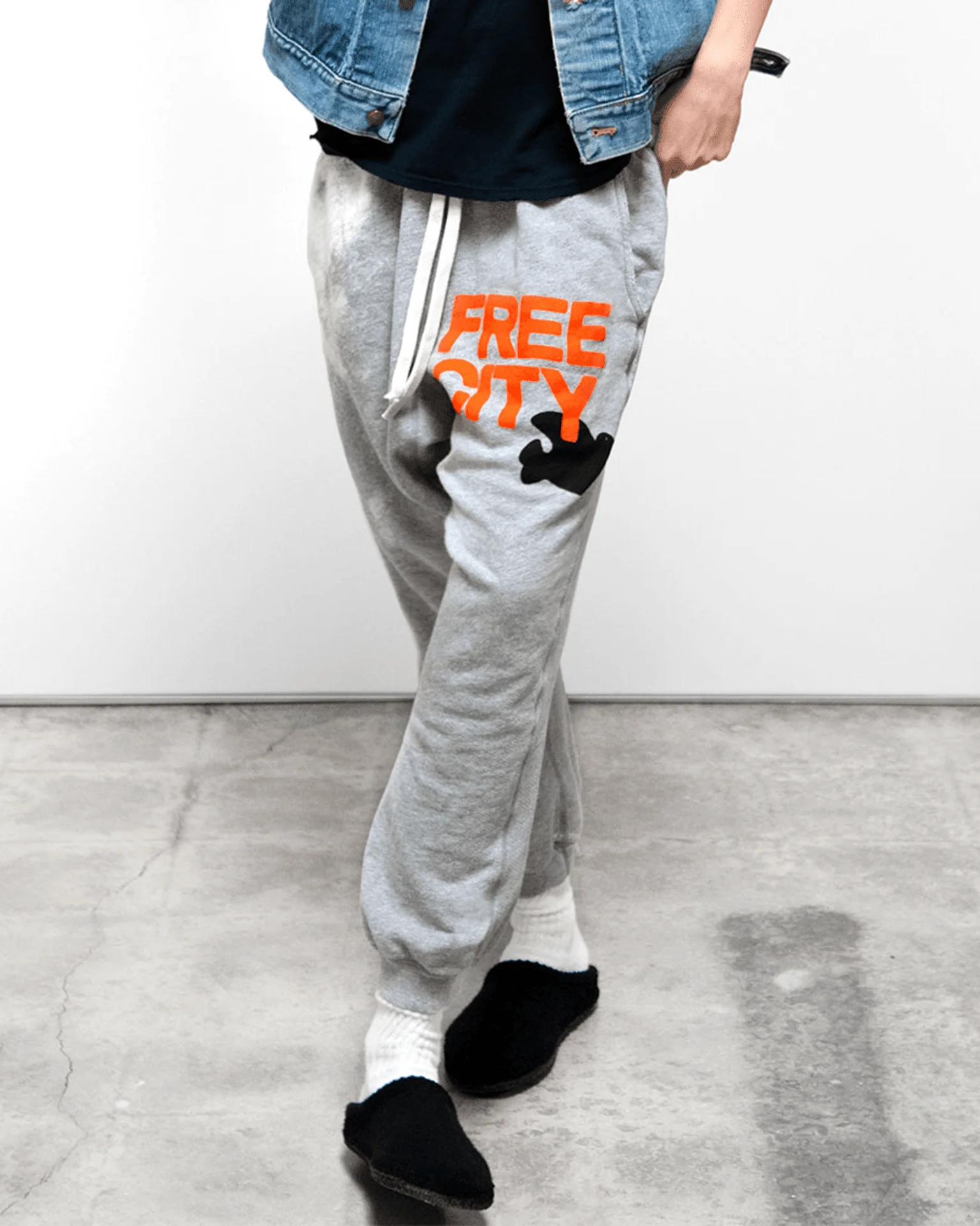 FC Large Pocket Sweatpant in Heather Bleachout/Electric - Image 2