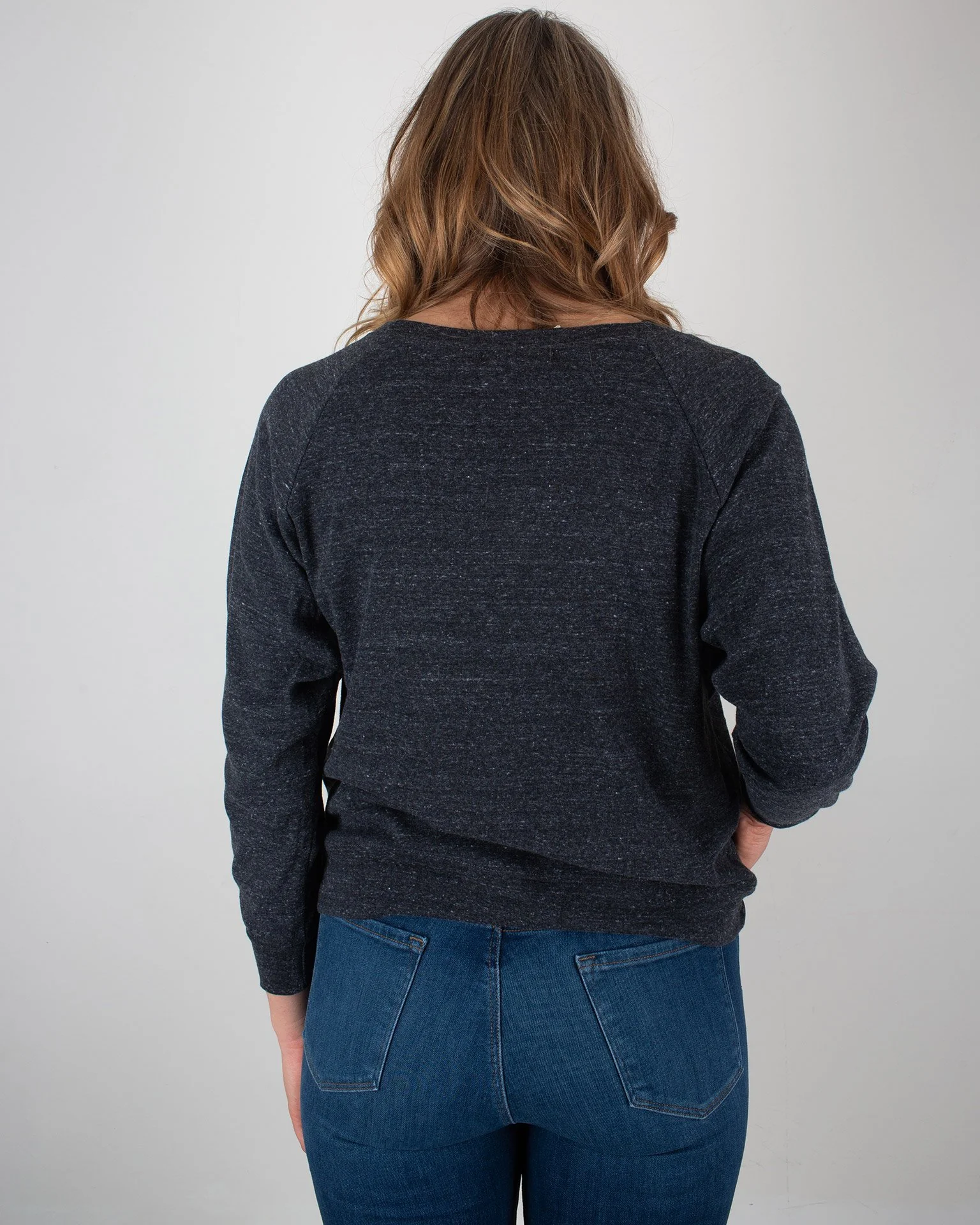 Script Maine Raglan Pullover in Dark Gray - Image 2