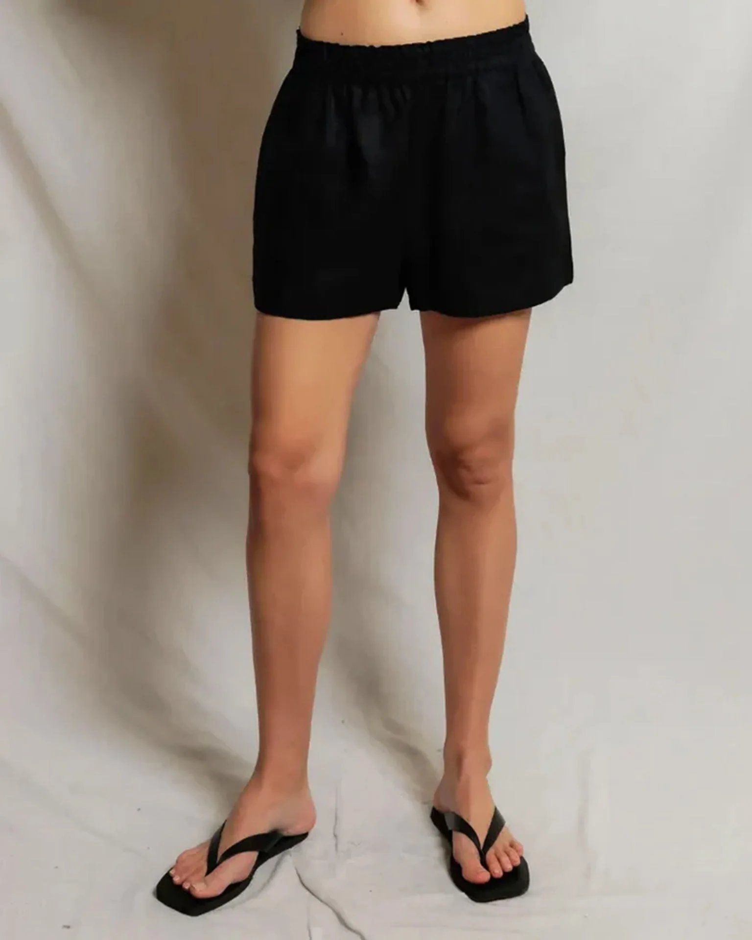 Malin - Linen Shorts in True Black