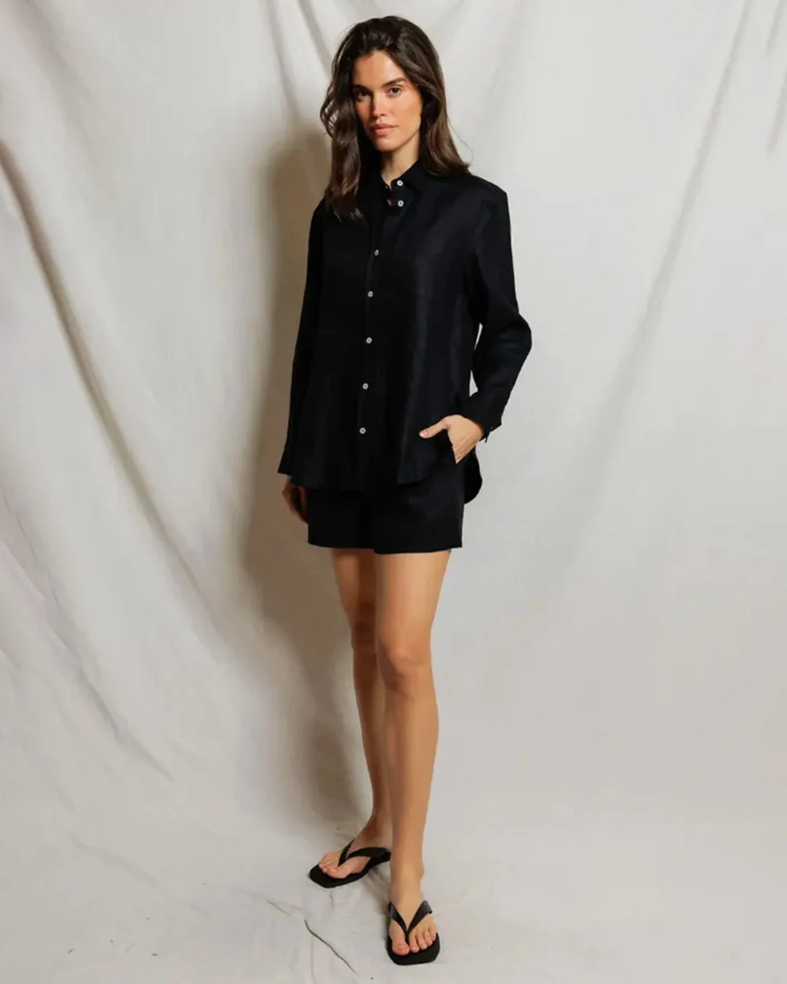 Malin - Linen Shorts in True Black - Image 2