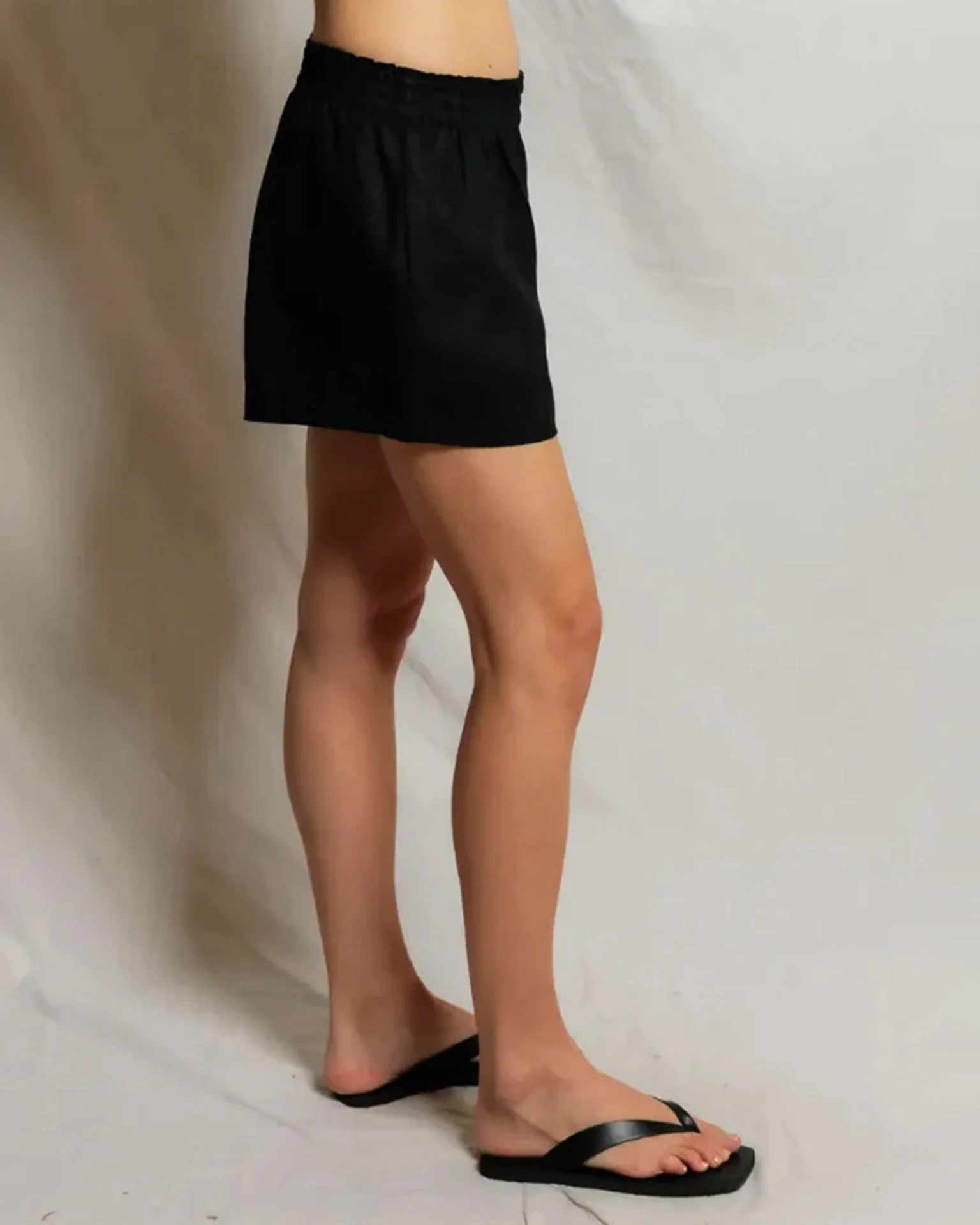 Malin - Linen Shorts in True Black - Image 3
