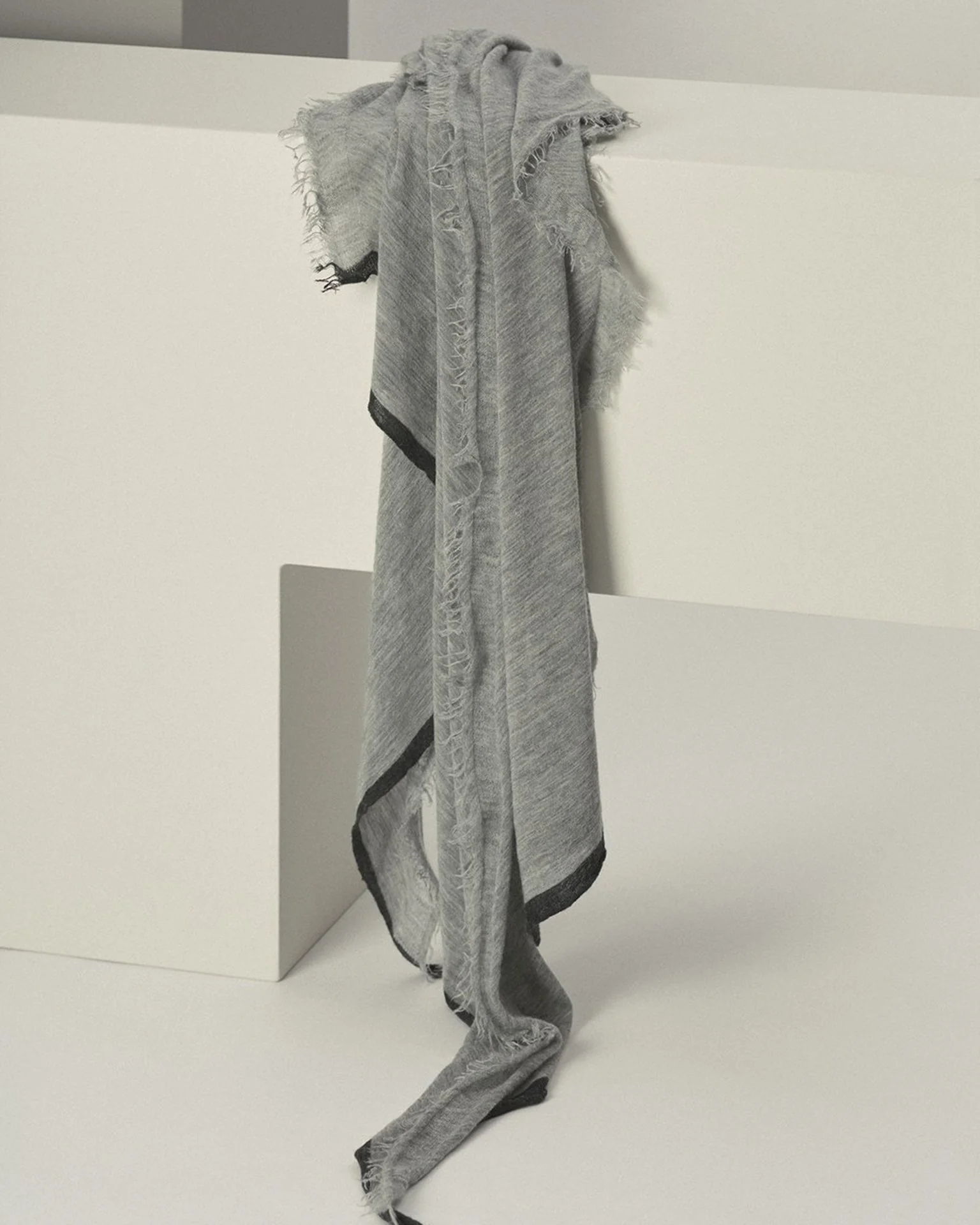 Rosa Cascade Cashmere Scarf in Heather Grey X Charcoal